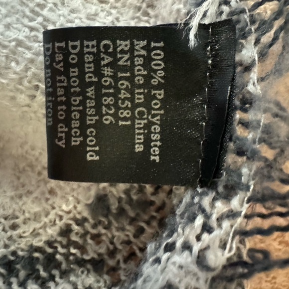 Over sized scarf. - Picture 3 of 4